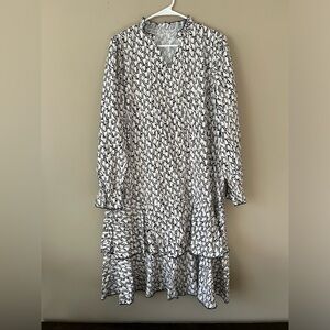 NWOT Women’s long sleeve V-Neck white and black pattern dress size large